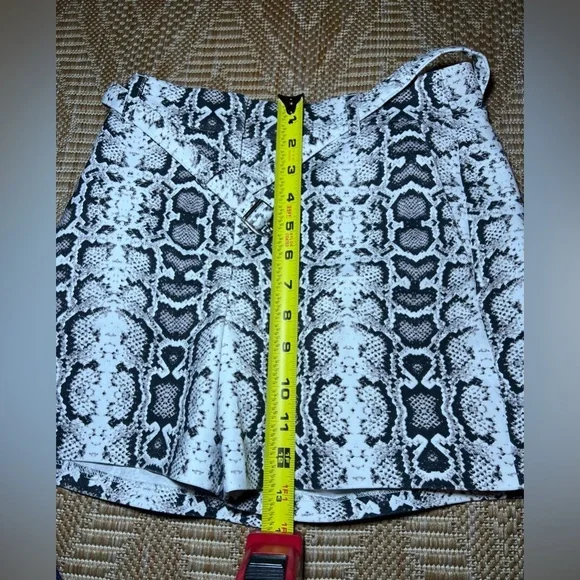 Express Women's Snake Print Stretch Shortie High Rise Belt Shorts,Size 00 - Picture 4 of 8